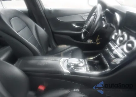 2015 Mercedes-Benz C 300 4Matic z USA, uszkodzony, nr VIN 55SWF4KB9FU072449